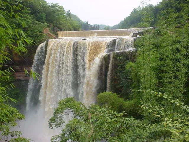 暑假探索秘境，瀘州這里有一處隱藏在山里的絕美瀑布……