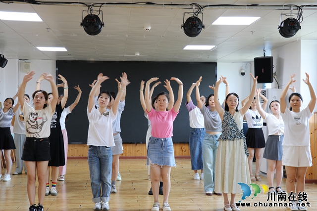 趣研早操 活力綻放丨敘永縣敘永鎮(zhèn)南城幼兒園開展教師早操培訓(xùn)活動