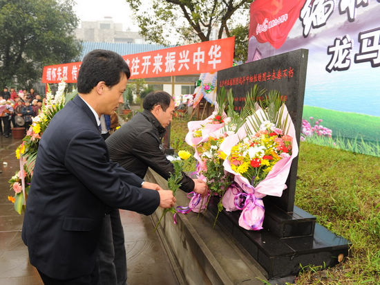 龍馬潭區(qū)舉行“我們的節(jié)日.清明”祭掃活動(圖5)