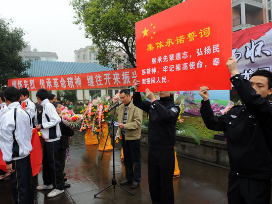 龍馬潭區(qū)舉行“我們的節(jié)日.清明”祭掃活動(圖3)