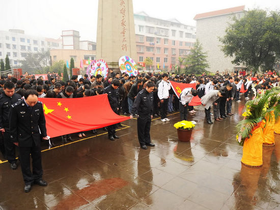 龍馬潭區(qū)舉行“我們的節(jié)日.清明”祭掃活動(圖2)