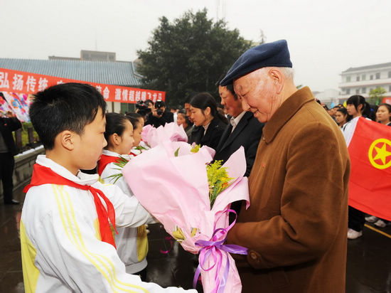 龍馬潭區(qū)舉行“我們的節(jié)日.清明”祭掃活動(圖4)