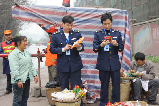 納溪區(qū)專項治理321國道沿線食品安全