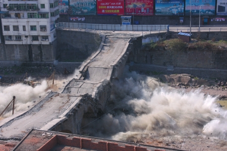 炸橋 50歲大橋2秒鐘爆破