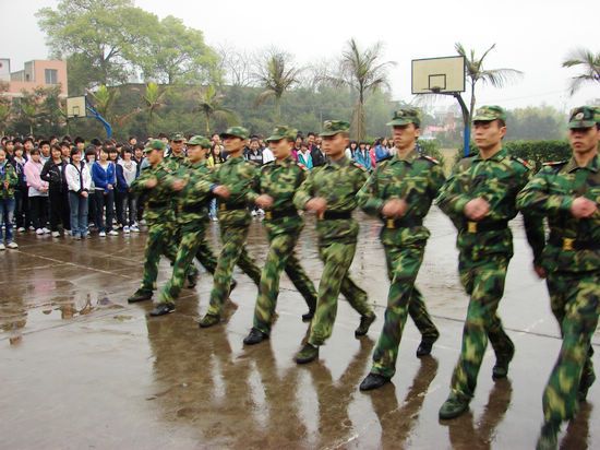 云錦鎮(zhèn)天宇中職學(xué)校：嚴(yán)格軍訓(xùn)鍛煉學(xué)生意志(圖1)