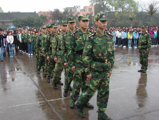 云錦鎮(zhèn)天宇中職學校：嚴格軍訓鍛煉學生意志