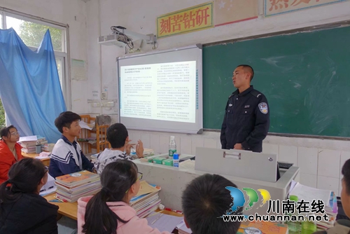 警盾公益宣講團：宣講可定制  師生點贊送錦旗(圖2)