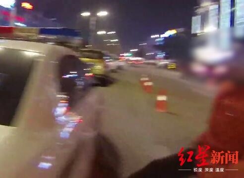 自貢：男子酒駕被查 同行朋友辱罵交警腳踹警車，被刑拘！