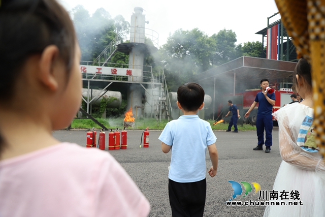 瀘州：特別的兒童節(jié)！娃娃走進(jìn)消防站零距離當(dāng)起“消防員”(圖3)