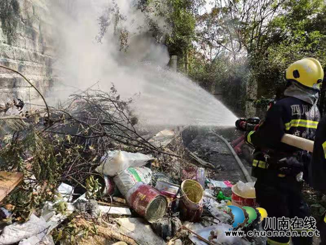 瀘州：垃圾堆發(fā)生火災(zāi)，消防員“雙槍”滅火(圖1)